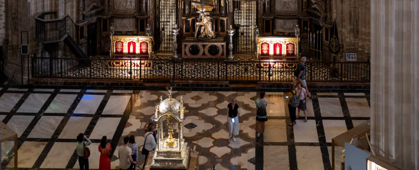 Cultural Tour in Seville, ideal for first-timers: Alcázar, Cathedral, hidden places, music and food.