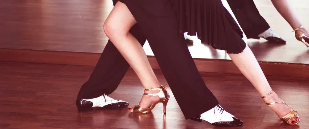 Cultural tango experience in artist's studio with dance class & fashion. Booking includes a brooch.