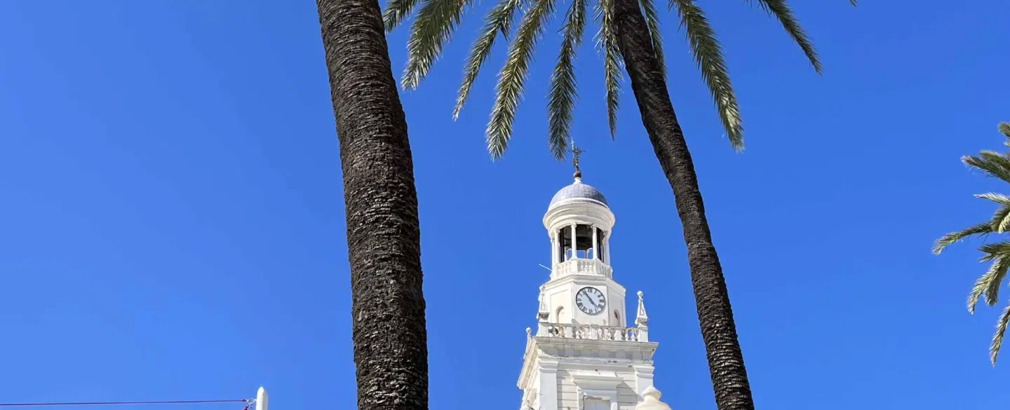 Walking Tour of Cádiz with historic sites, lookout views, local taverns & guided tapas experience.