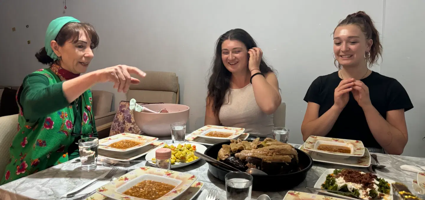 Kurdish Dengbej storytelling and home-cooked dinner in a local Istanbul home with traditional music.