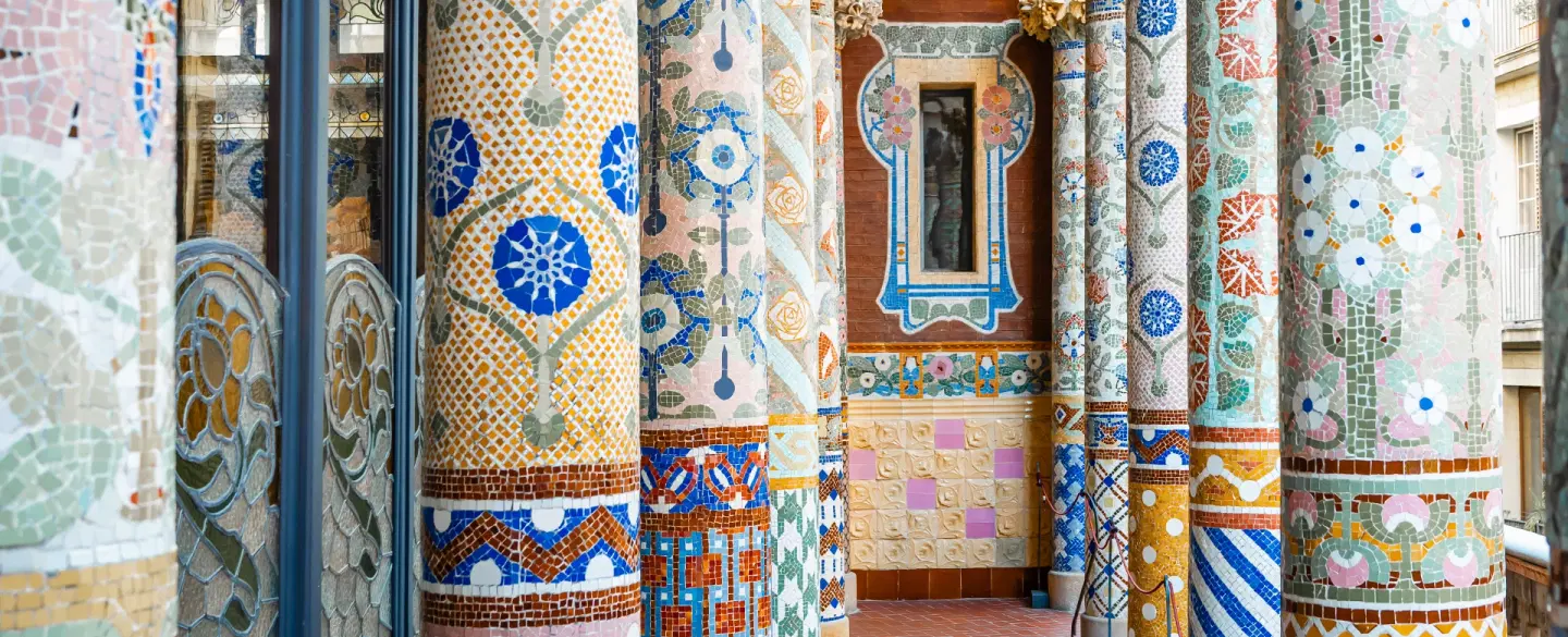 Day Tour in Barcelona with Sagrada Familia, Palau de la Música, Gothic Quarter & Montjuïc views.