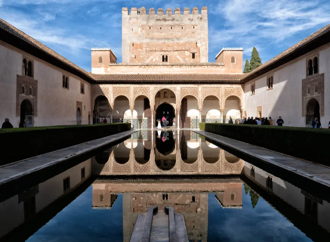 Cultural Tour in Granada with Alhambra Night Visit, dinner, photography, and exclusive access.