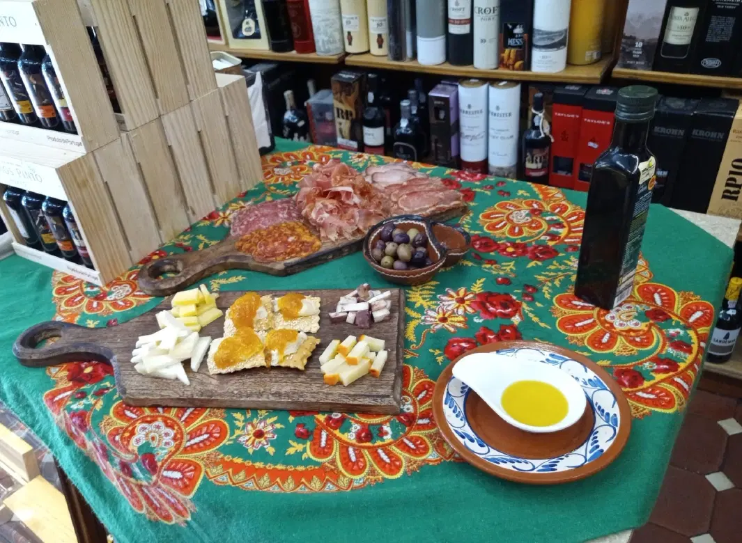 Food Tour of Porto with petiscos, Port wine, São Bento murals, Dom Luis Bridge, and local culture.