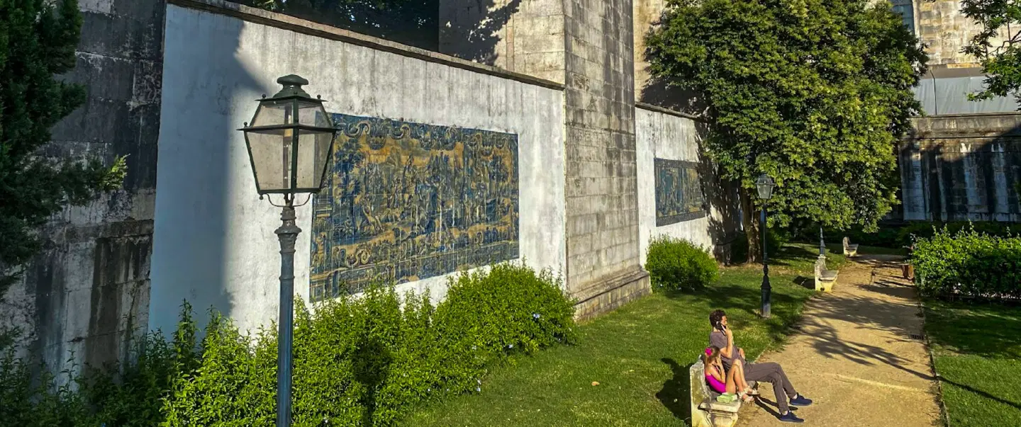Art Tour in Lisbon to sketch secret viewpoints on a family-friendly walk with Chiado art shop stops.