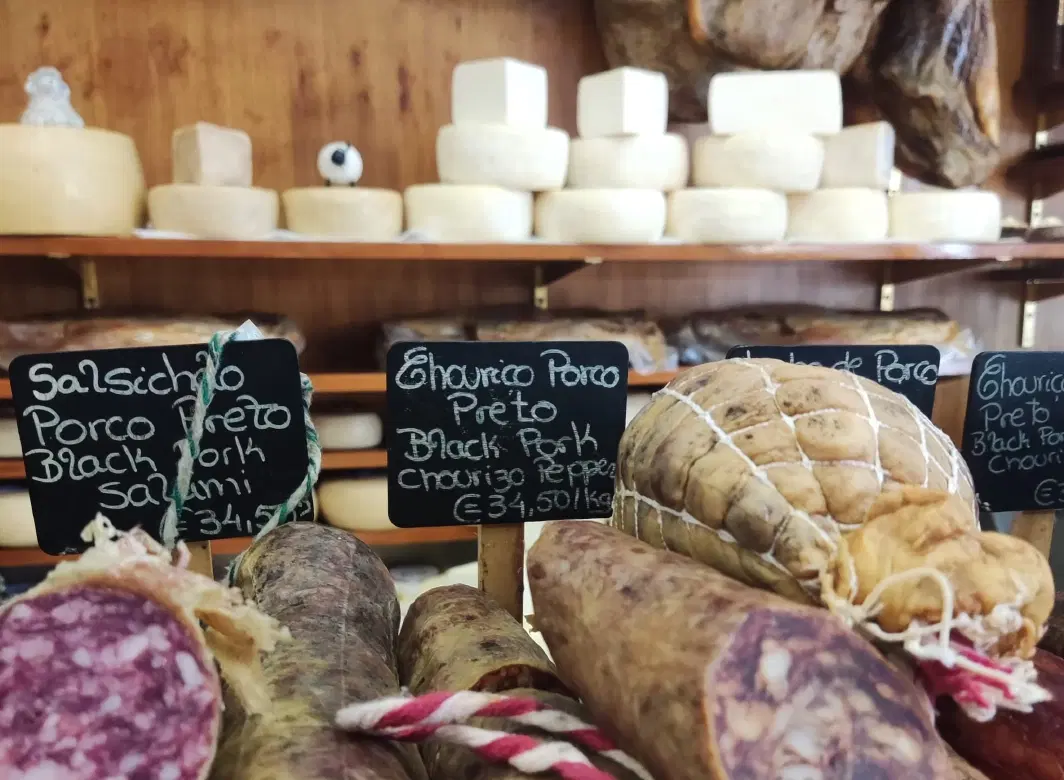 Food Tour of Porto with petiscos, Port wine, São Bento murals, Dom Luis Bridge, and local culture.
