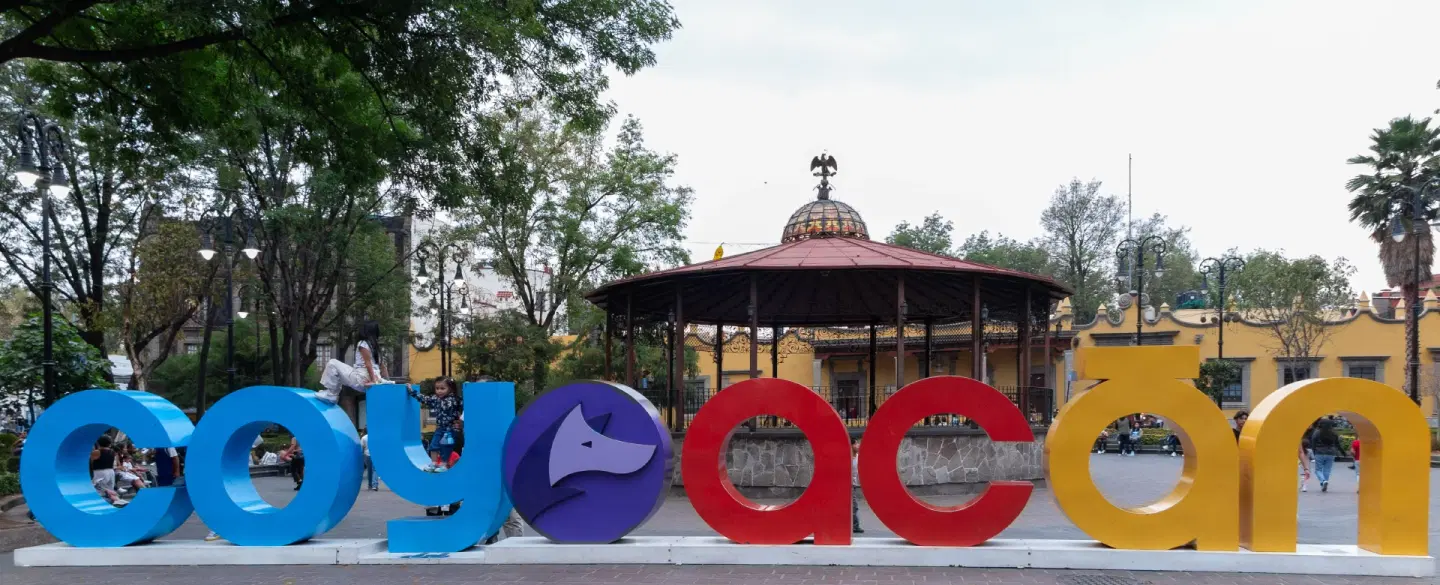 Food Tour and Photoshoot in Coyoacán, Mexico City with café stops, portraits, stories full of color.
