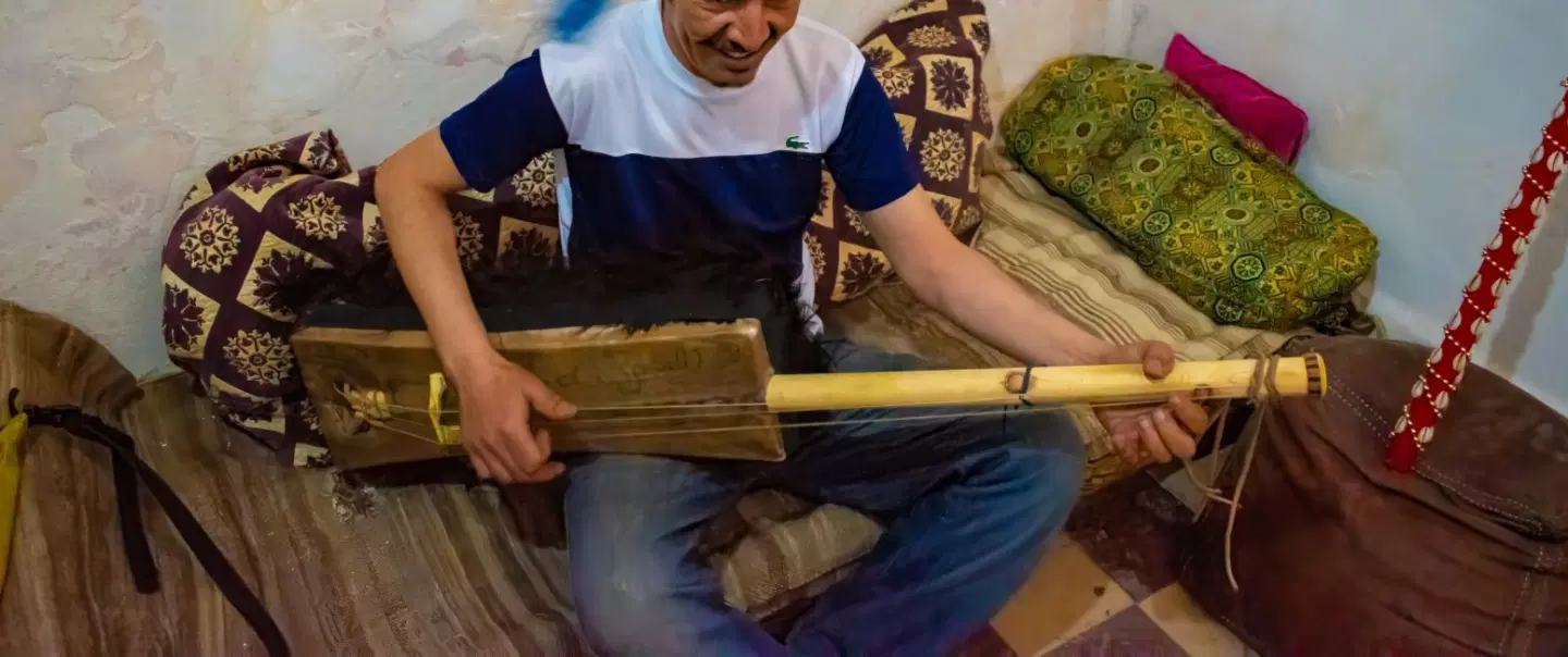 Gnawa Music in Essaouira: Live performance, spiritual meaning & traditional Moroccan dinner. 
