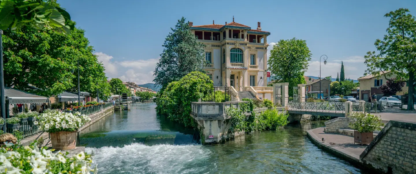 Provence Day Trip exploring L’Isle-sur-la-Sorgue antique markets & UNESCO Avignon, Palais des Papes.