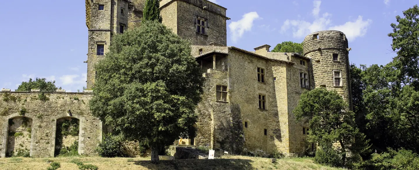 Day Trip in Provence exploring Luberon villages, Gordes, Roussillon, Goult, Bonnieux, and Lourmarin.