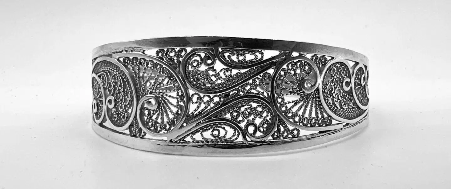 Jewelry Tour in Essaouira: Meet master silversmiths, learn filigree & craft a brass ring by hand.