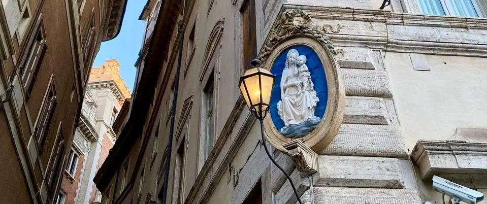 Walking Tour in Rome discovering Madonnelle and the untold stories carved into its street corners.