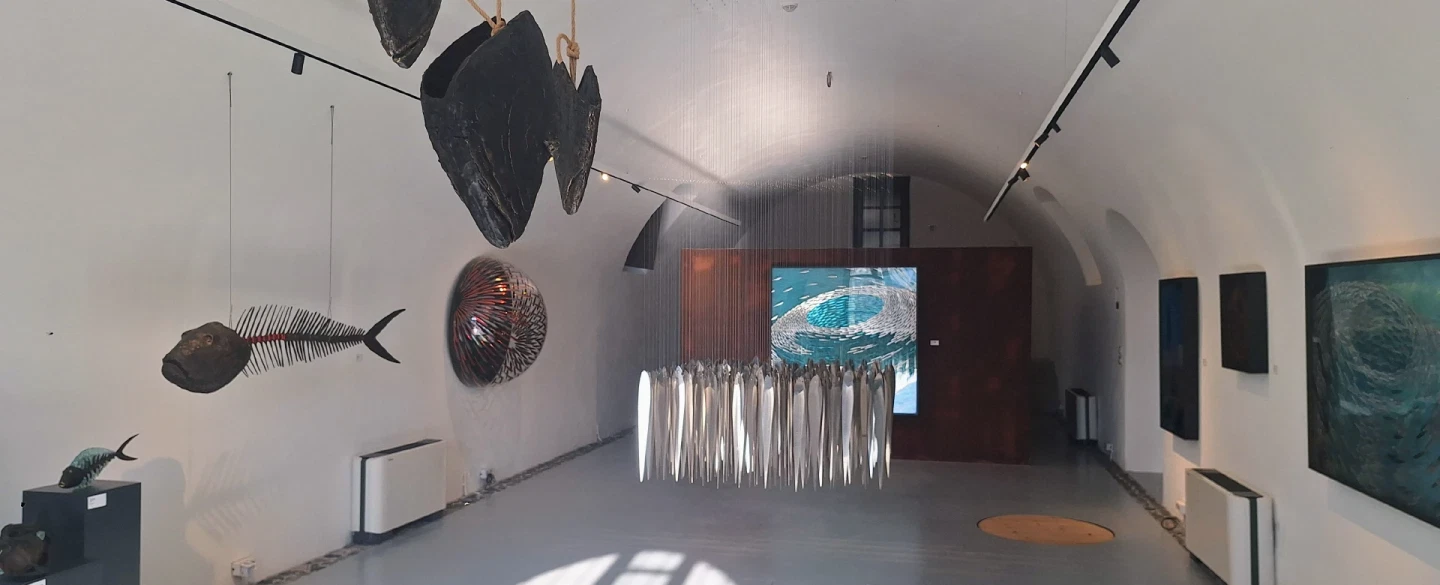 Art Tour in Santorini visiting contemporary galleries in Imerovigli, Oia and Messaria, with wine.