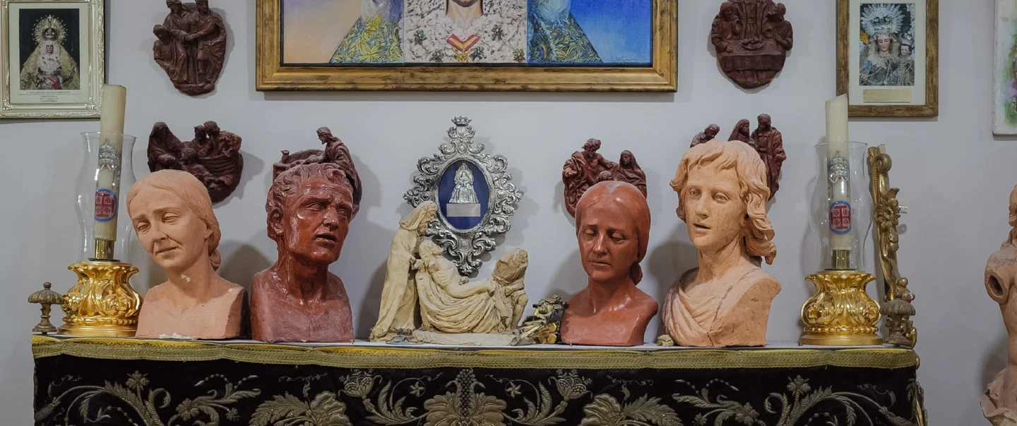 Craft Tour in Seville: workshops of the embroiderers, silversmiths and sculptors of Semana Santa.
