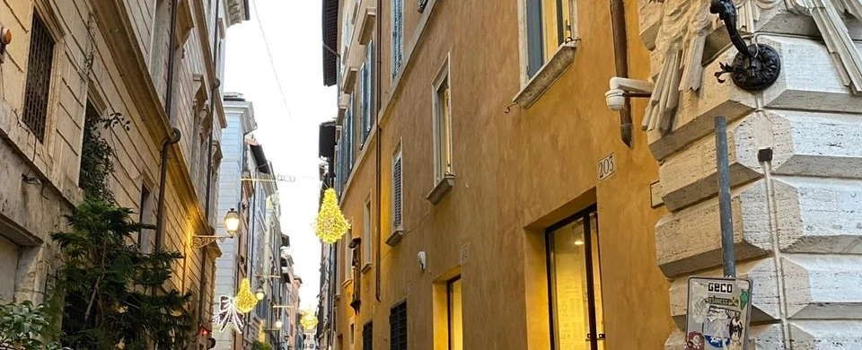 Walking Tour in Rome exploring tucked-away alleys, unique corners and the city’s layered history.