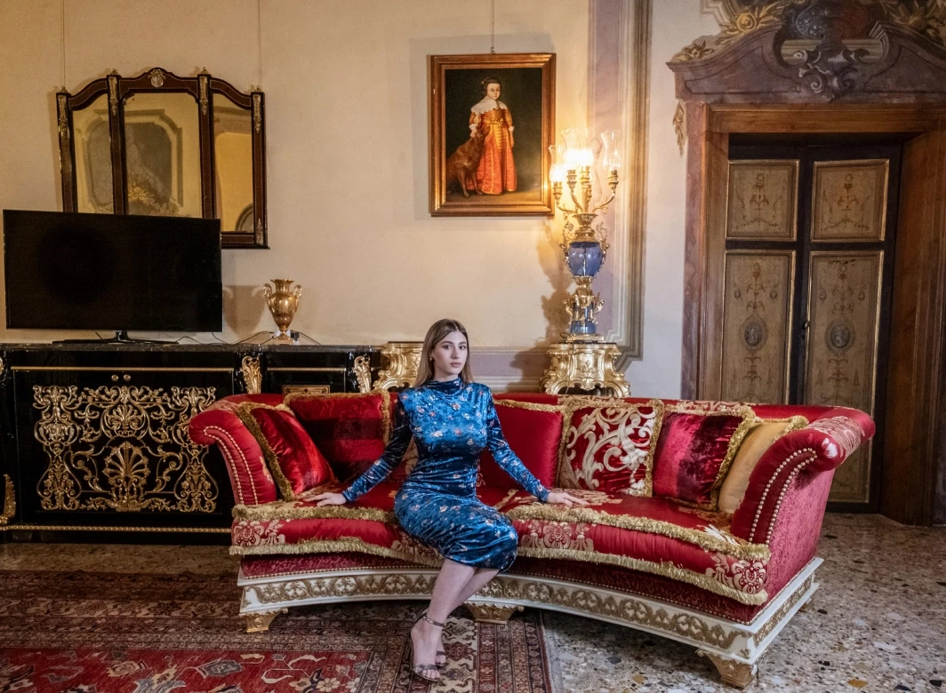 Photoshoot in Venice, a portrait session in historic costume at a Venetian palace and on a gondola.