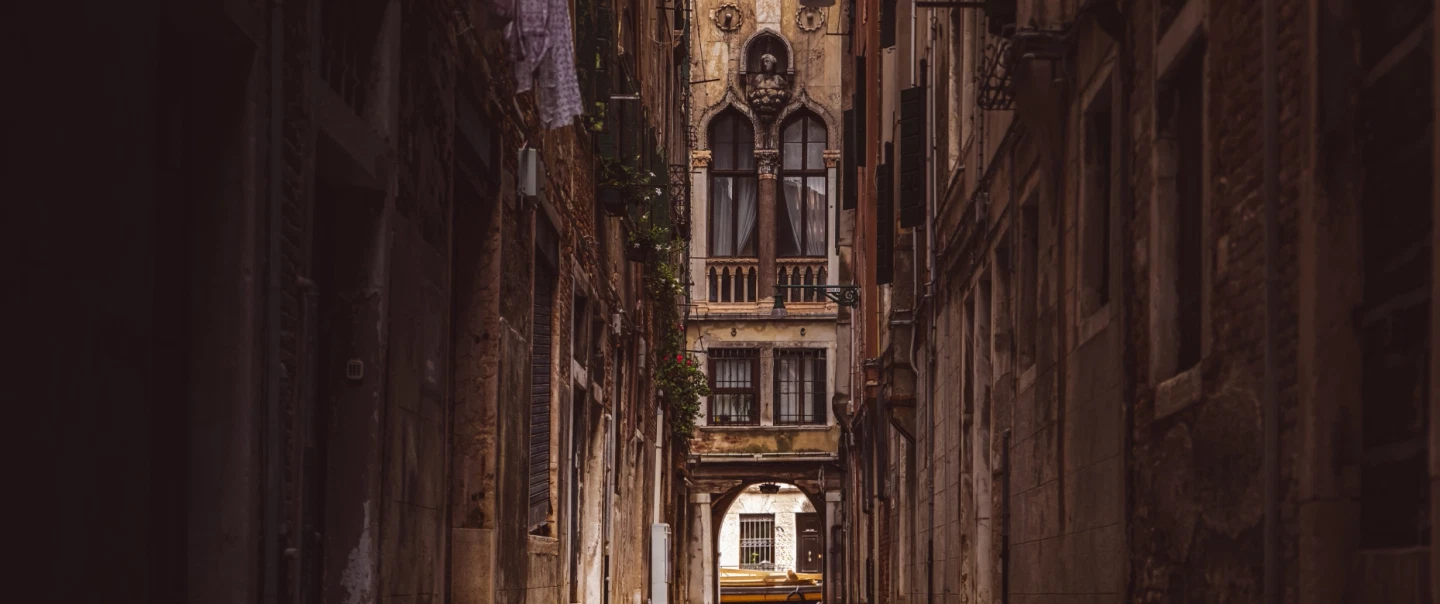 Urban Game in Venice with creative missions, walking through the city from a different perspective.