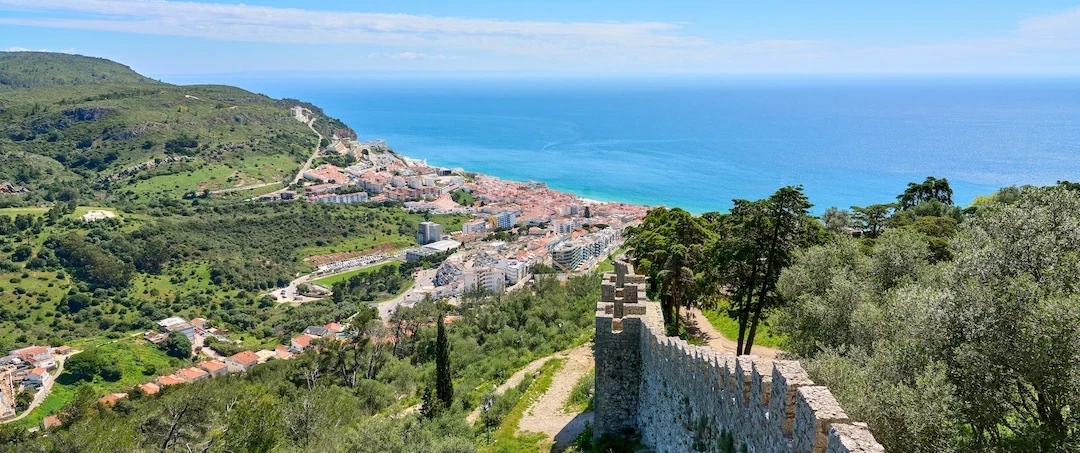 Day Trip from Lisbon to Arrábida with a naturalist: Sesimbra castle, Galapinhos beach, sea cliffs.