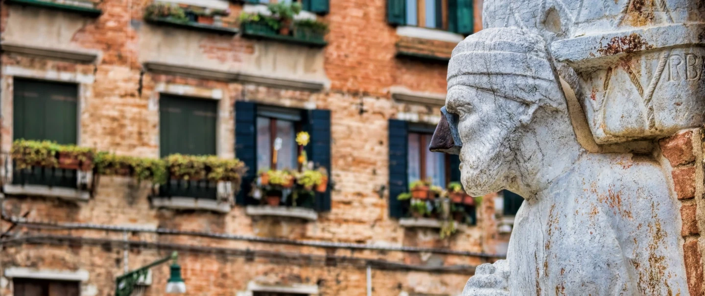 Urban Game in Venice with creative missions, walking through the city from a different perspective.