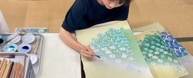A walking tour in Kanazawa exploring Kaga Yuzen kimono dyeing — museum, atelier, and kimono shops.