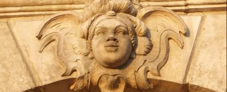 Walking Tour in Bordeaux exploring the Atlantic slave trade from the historic center to the quays.