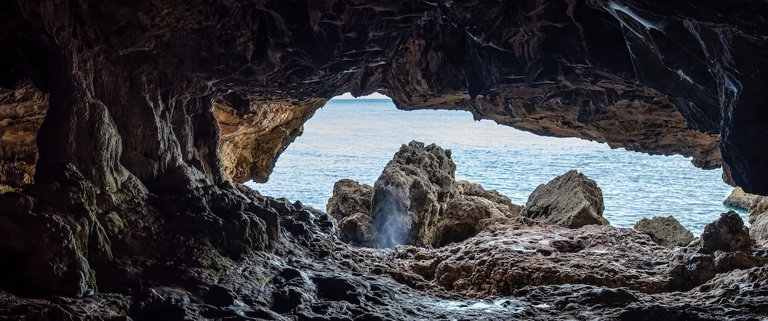 Day Trip from Lisbon to Arrábida with a naturalist: Sesimbra castle, Galapinhos beach, sea cliffs.