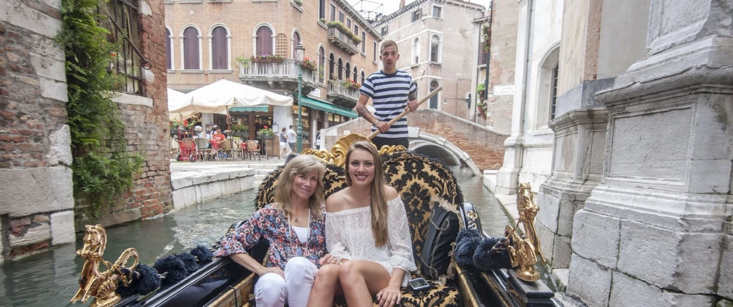 Photoshoot in Venice, capturing the romantic charm of the city through a unique portrait session.