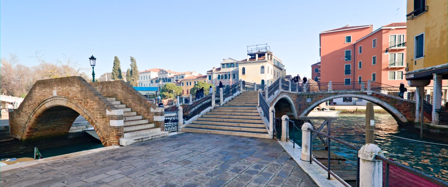Urban Game in Venice with creative missions, walking through the city from a different perspective.