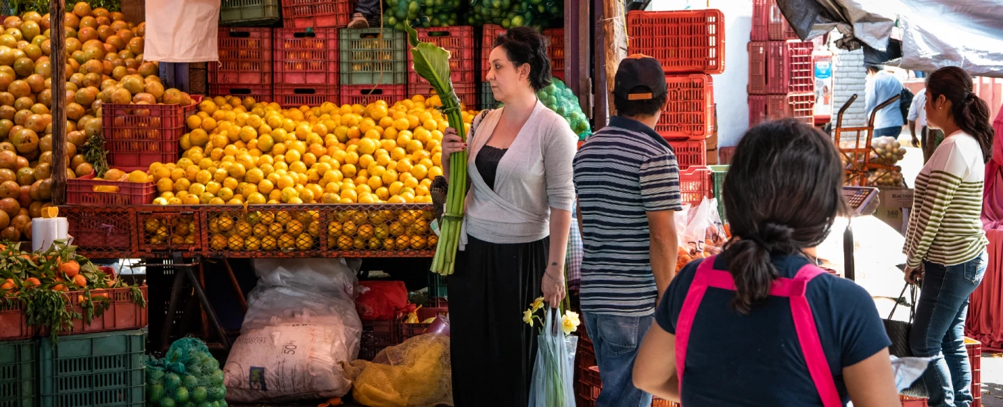 Walking tour with a floral curator through Mexico City’s Mercado de Jamaica—flowers, fruit, stories.