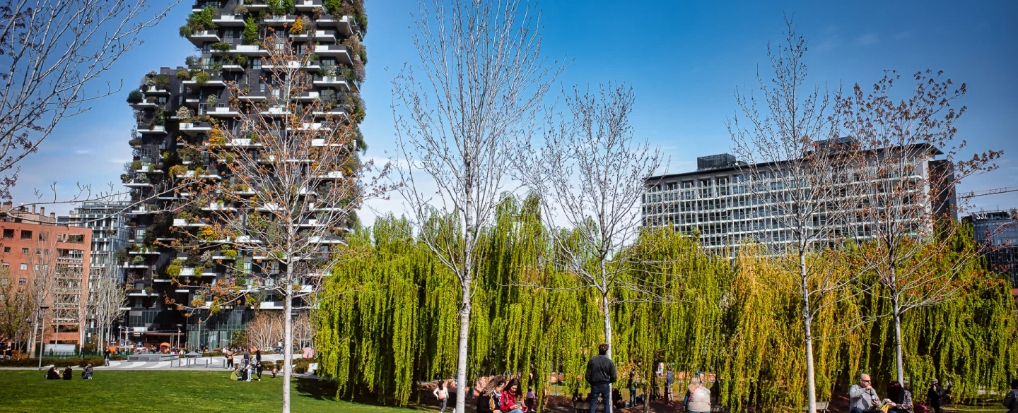 Photo Walk in Milan’s Porta Nuova, exploring modern architecture, reflections and urban geometry.