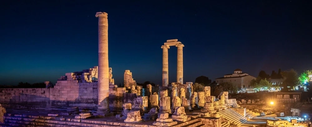 Cultural Tour from Kuşadası, Izmir or Bodrum to see Didyma’s illuminated Temple of Apollo at night.