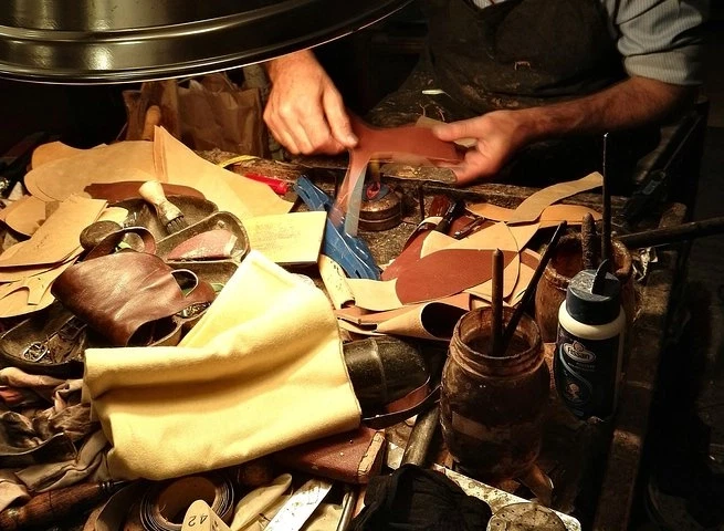 Craft and Fashion Tour in Milan discovering leather heritage at Bagatti Valsecchi & ateliers.