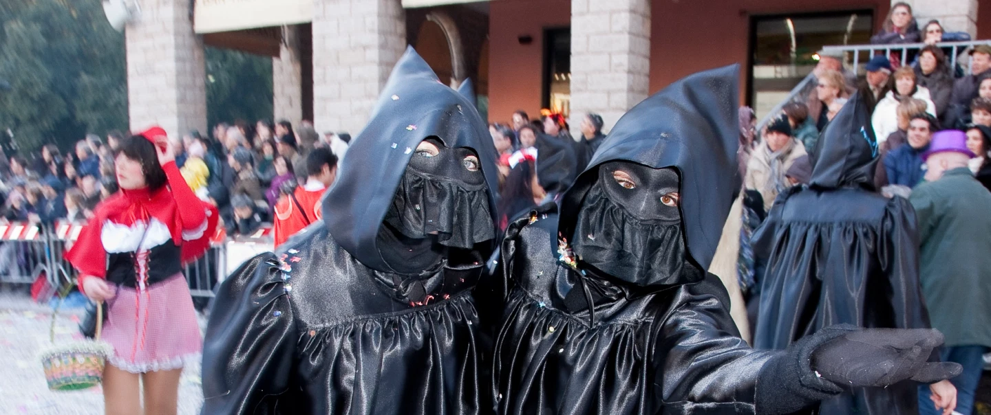 Tempio Pausania Carnival (Carnevale) Photo Tour near Olbia, Sardinia, capturing Re Giorgio burning.