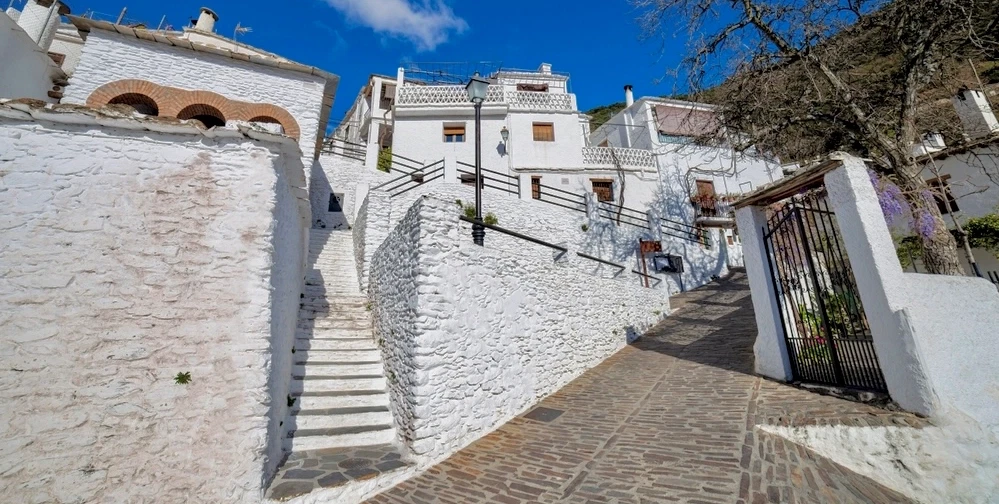 La Alpujarra Day Trip from Granada: whitewashed Moorish villages, artisans, and Sierra Nevada views.