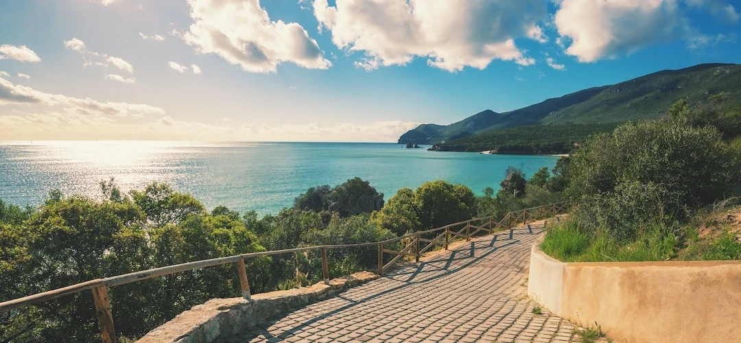 Day Trip from Lisbon to Arrábida with a naturalist: Sesimbra castle, Galapinhos beach, sea cliffs.