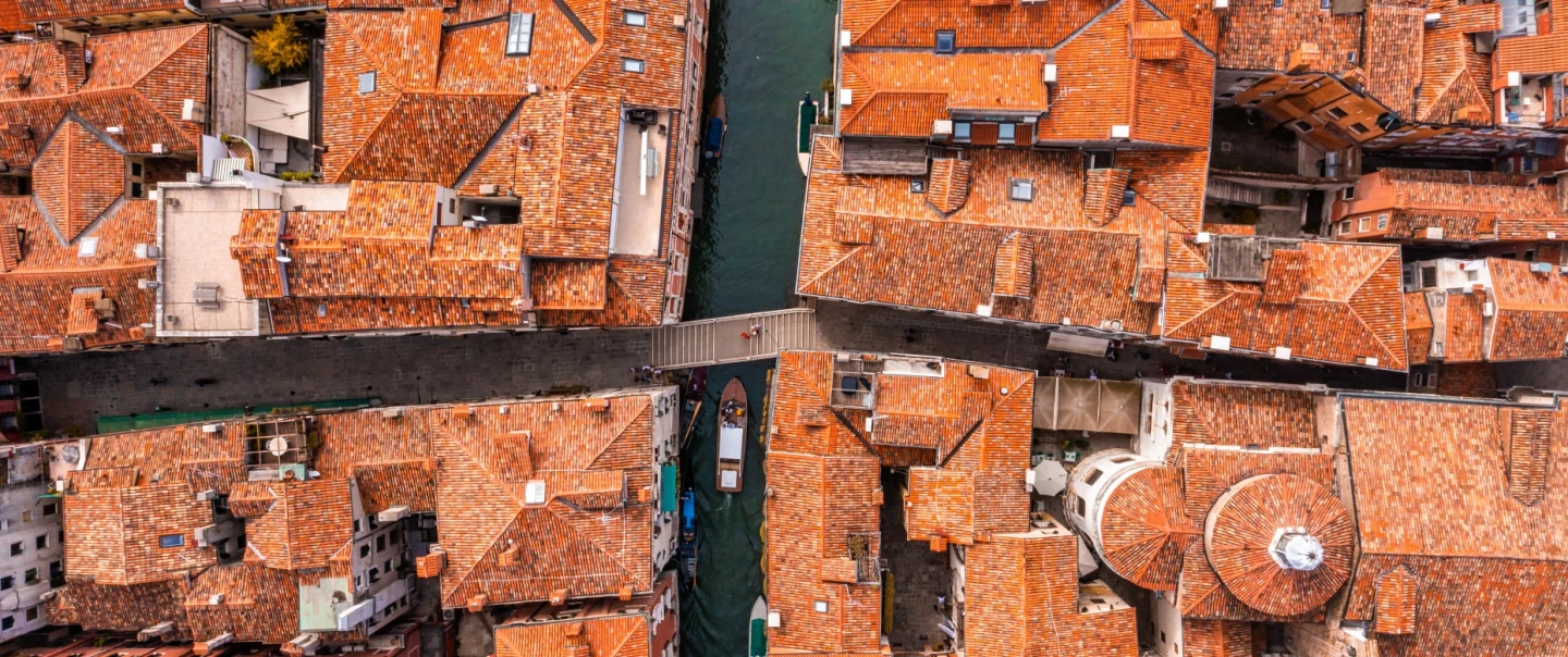 Urban Game in Venice with creative missions, walking through the city from a different perspective.