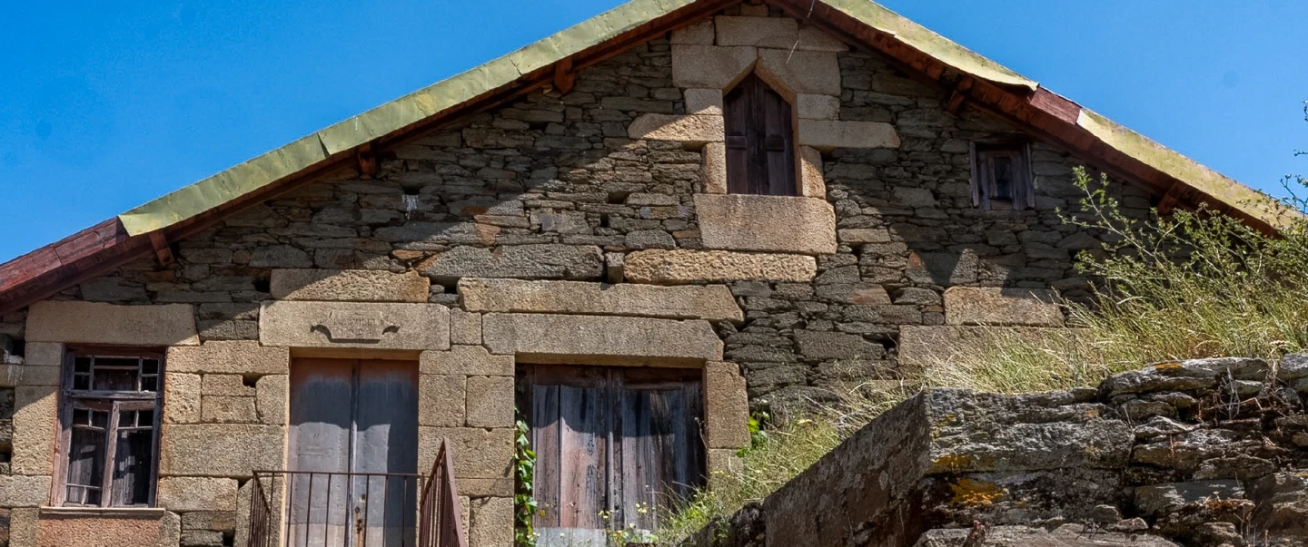 Day Trip in Douro Valley: visit small family-run wineries, lunch with a winemaker and rabelo cruise.