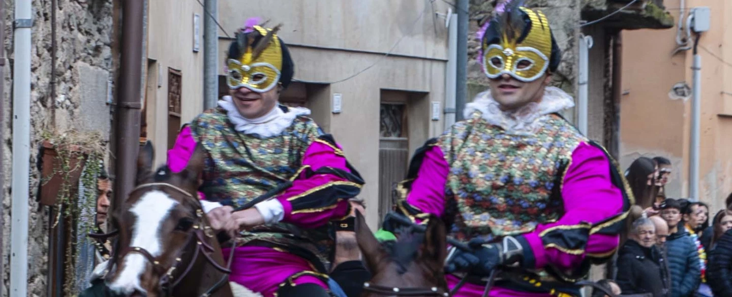 Santu Lussurgiu Carnival Photo Walk near Alghero, Sardinia, with Sa Carrela ’e Nanti horse race.