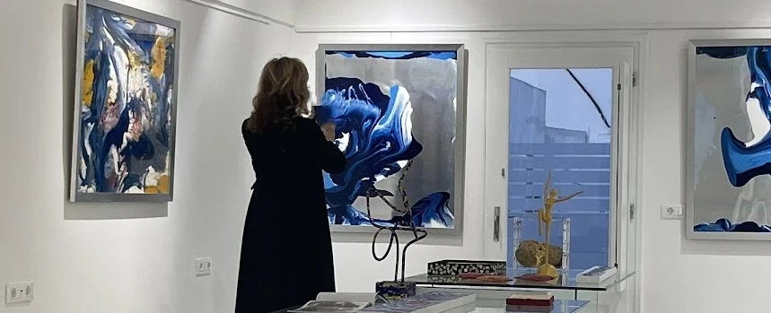 Art Tour in Santorini visiting contemporary galleries in Imerovigli, Oia and Messaria, with wine.