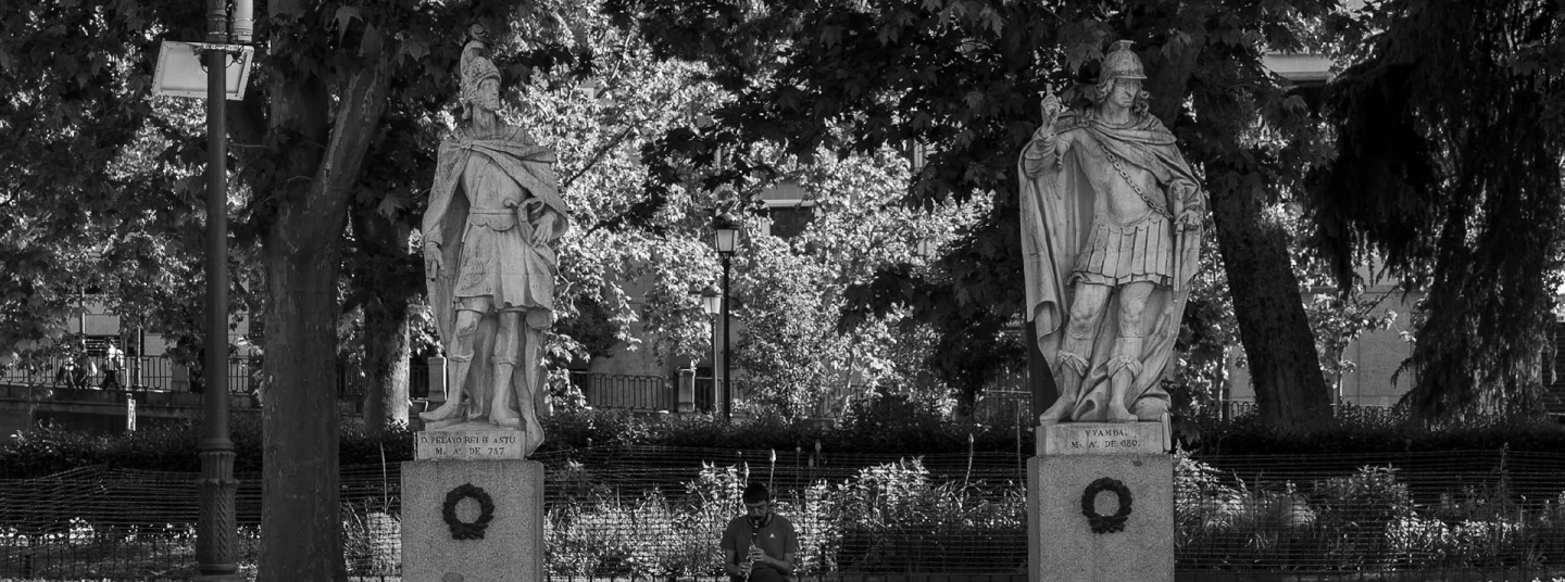 Photo Tour in Madrid, walking with a professional photographer who specializes in black and white.