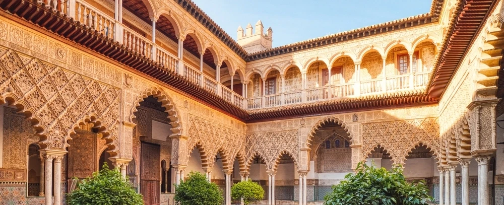 Cultural Tour in Seville, ideal for first-timers: Alcázar, Cathedral, hidden places, music and food.