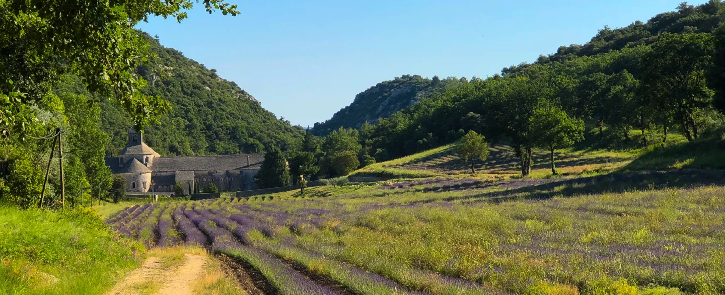 Day Trip in Provence exploring Luberon villages, Gordes, Roussillon, Goult, Bonnieux, and Lourmarin.