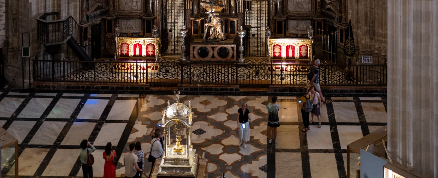 Cultural Tour in Seville, ideal for first-timers: Alcázar, Cathedral, hidden places, music and food.
