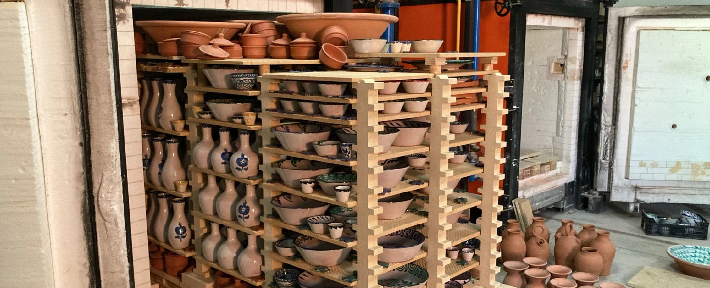 Workshop Tour at Granada’s Fajalauza Factory with tile painting, Andalusian heritage & aperitif.