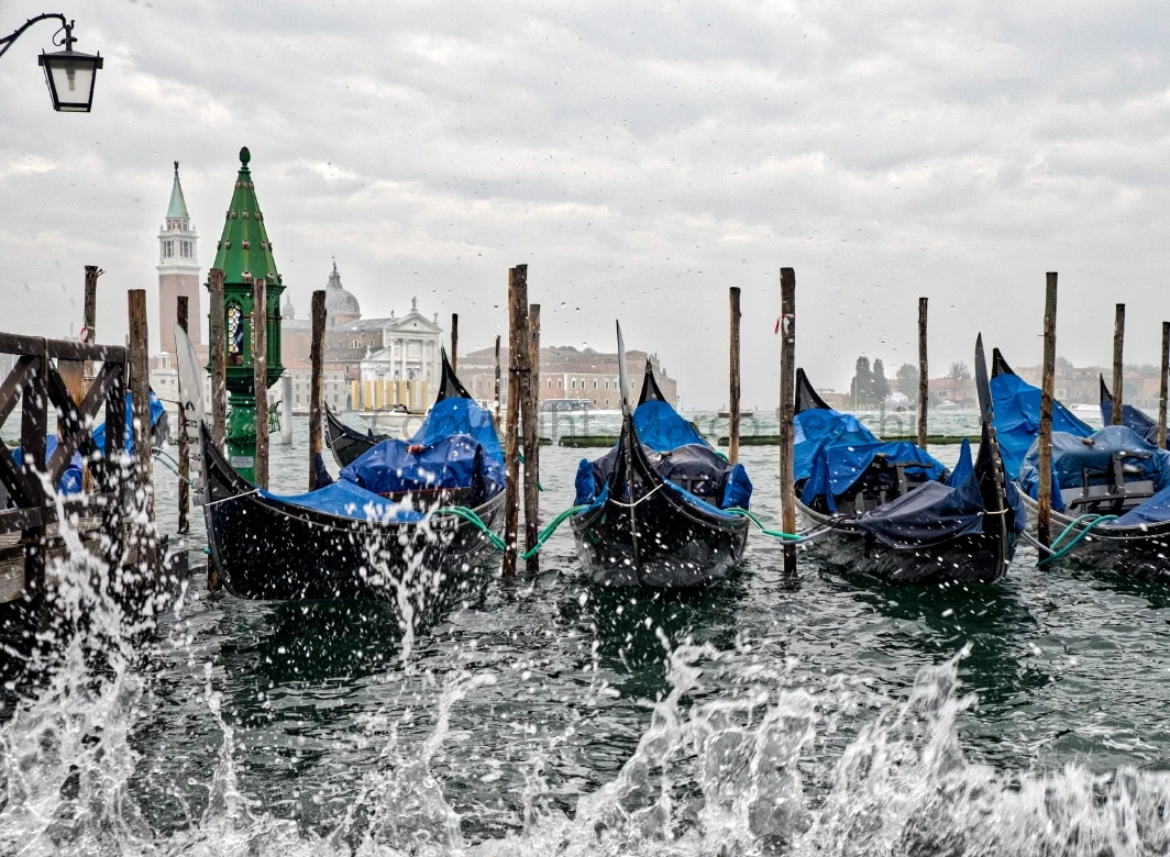 Photo Walking Tour in Venice: discover hidden canals and authentic life with a skilled photographer.