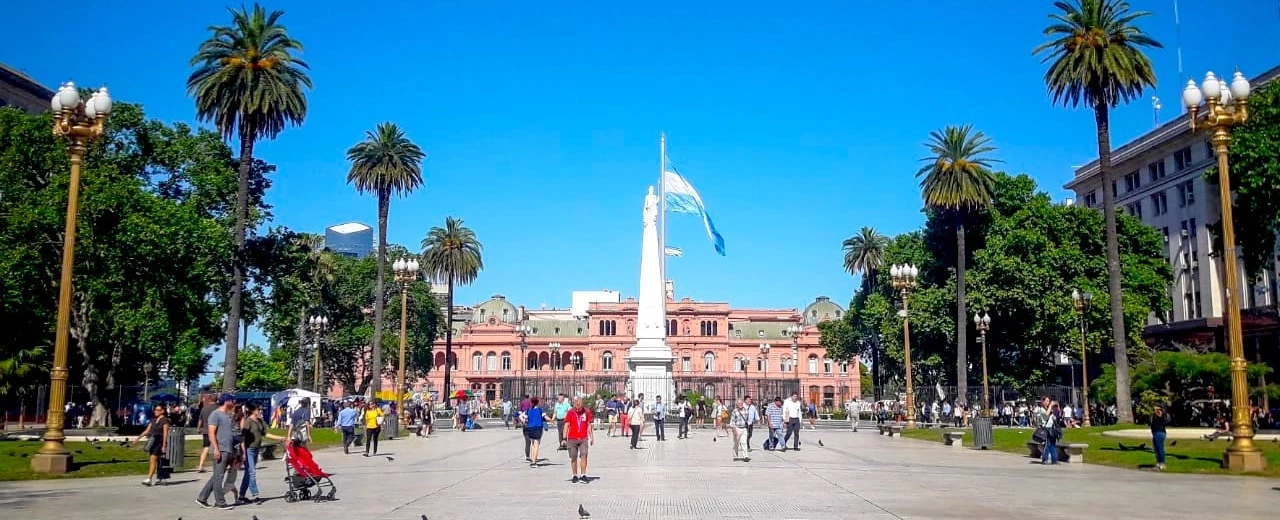 City Tour in Buenos Aires by car: Icons & local secrets in Historic Quarter, San Telmo & Recoleta.