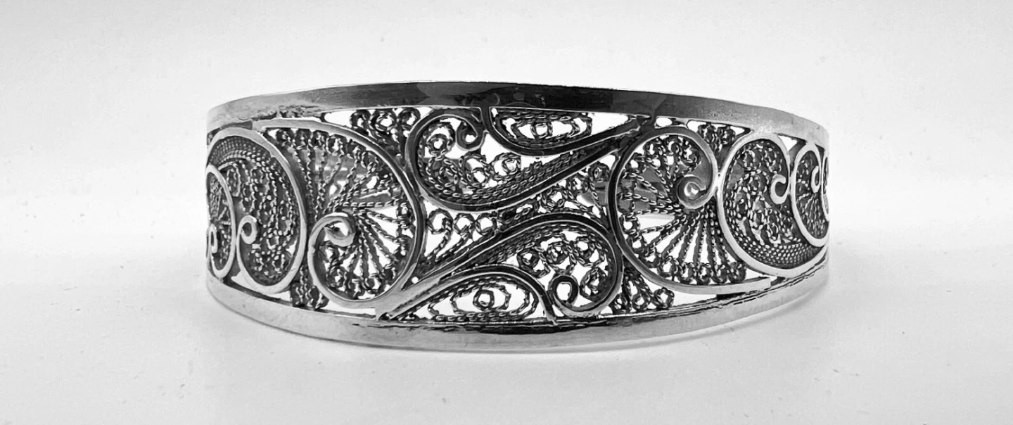 Jewelry Tour in Essaouira: Meet master silversmiths, learn filigree & craft a brass ring by hand.