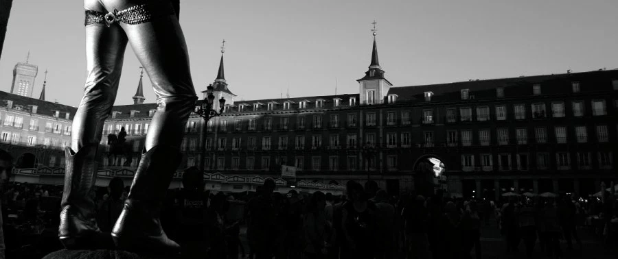 Photo Tour in Madrid, walking with a professional photographer who specializes in black and white.