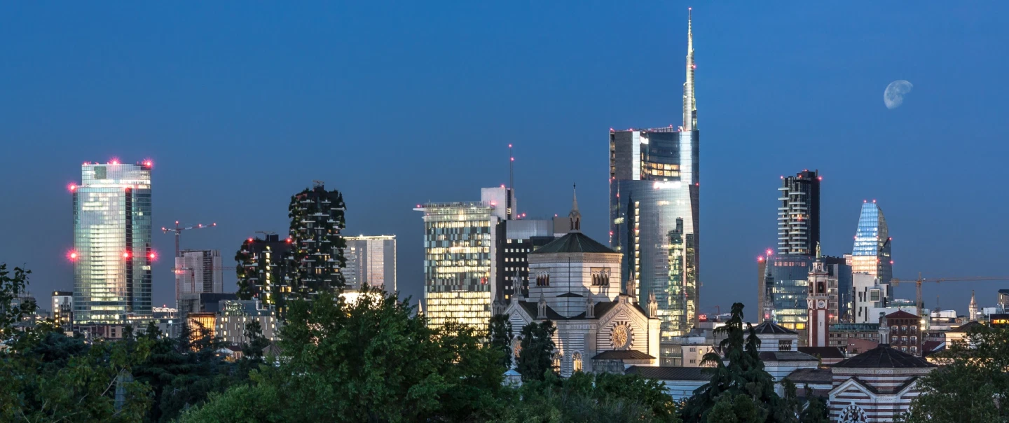 Architecture Tour in Milan by classic Fiat 500, from historic palaces to contemporary buildings.
