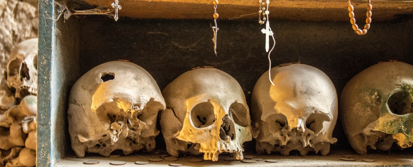 History Tour in Naples' Sanità walking Fontanelle ossuary, Baroque palaces, faith and folk devotion.