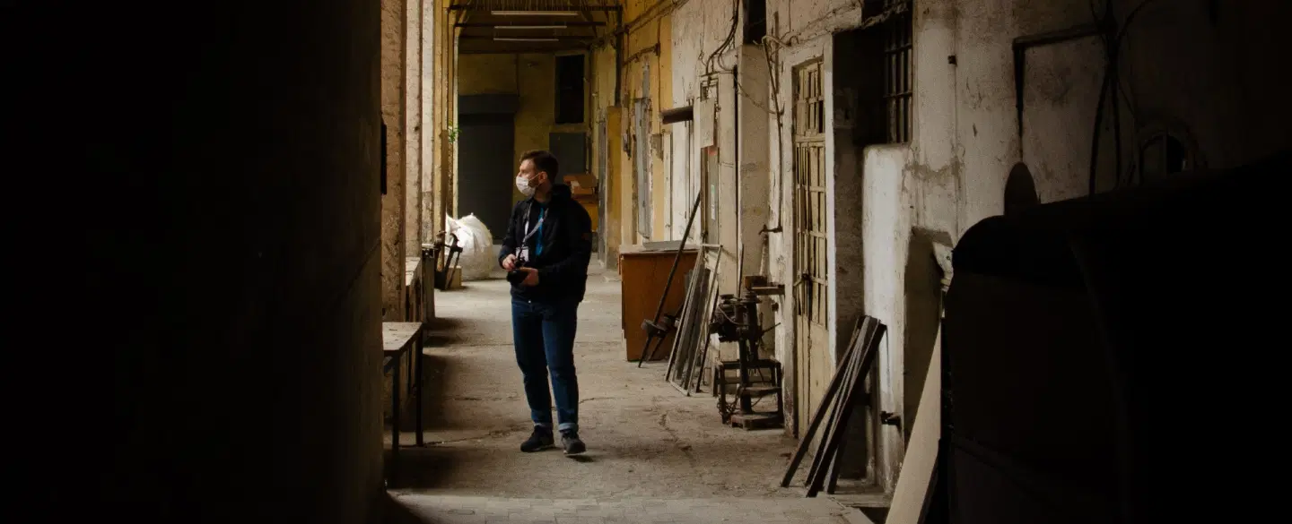 Photoshoot in Istanbul’s secret courtyards or "hans", blending history with artistic portraits.